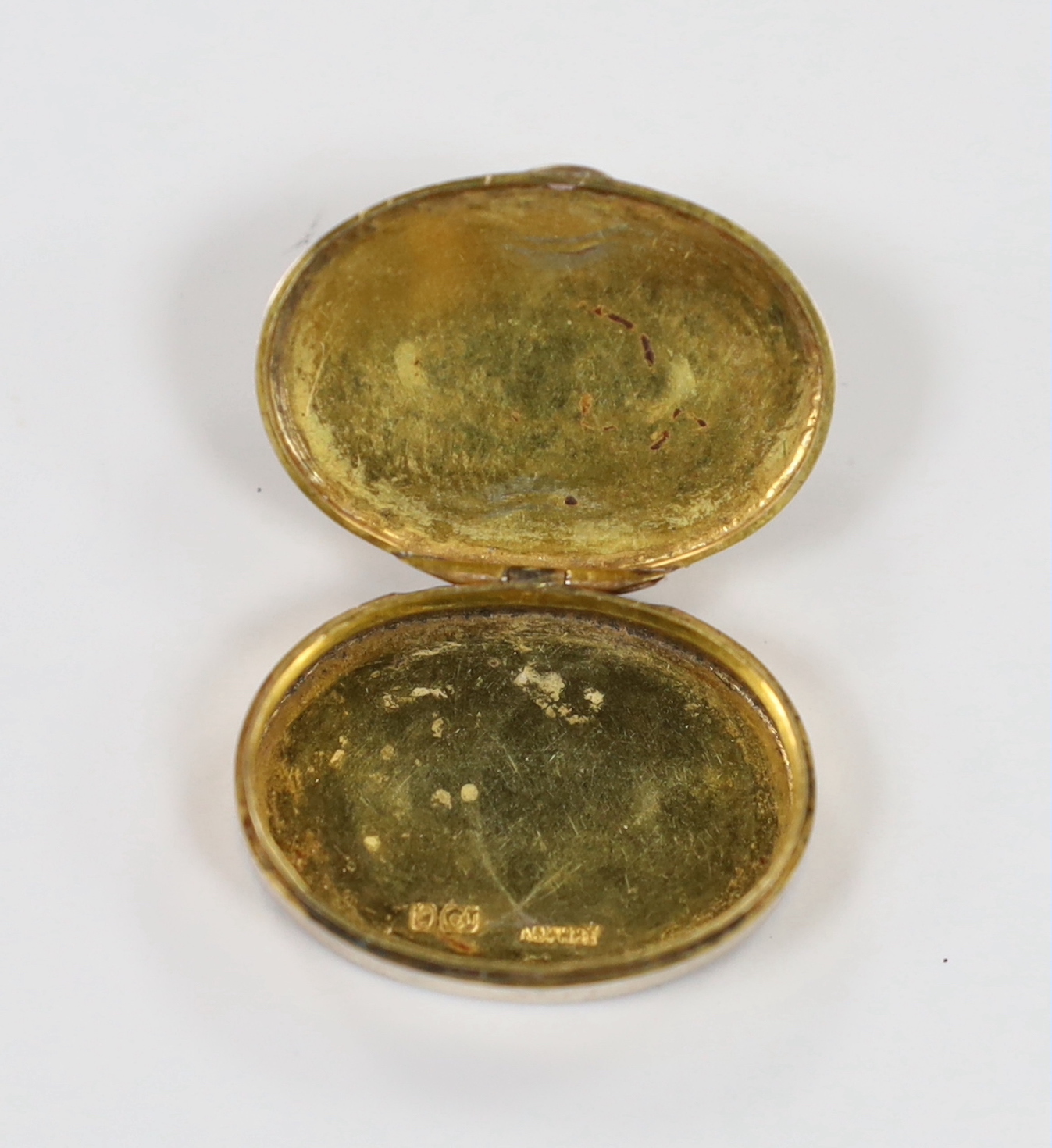 An Asprey part engine turned 9ct oval pill box, 28mm, 7.9 grams.